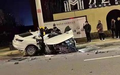 Video: Ô tô Volkswagen gãy đôi sau cú tông kinh hoàng vào cột đèn, 5 người thương vong