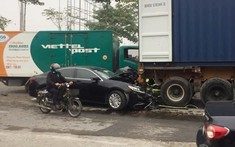 Hà Nội: Tai nạn liên hoàn giữa 4 ô tô khiến Lexus hỏng nặng đầu xe, một ô tô bị vò nát