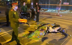 Hà Nội: Tông xe máy vào dải phân cách, 2 thanh niên tử vong tại chỗ