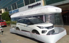 Chống đại dịch Covid-19, hãng xe Tata bọc ô tô trong bong bóng khổng lồ để giao cho khách