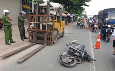 Bình Dương: Va chạm với xe nâng, thanh niên chạy xe máy ngã xuống đường, chấn thương khá nặng