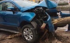 Hà Nội: Ford Ecosport nát bét đầu xe sau khi húc đổ một cây xanh trên vỉa hè