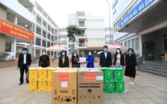 Ngành GD Hà Nội thăm hỏi, tặng quà thầy trò tại điểm cách ly Trường Tiểu học Xuân Phương