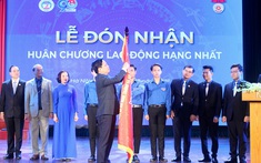 Đoàn trường ĐH Kinh tế Quốc dân đón nhận Huân chương Lao động hạng Nhất