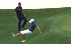 Nhà vô địch PGA Tour trượt ngã khi cứu bóng