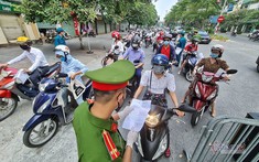 Hà Nội sẽ điều chỉnh việc kiểm tra giấy đi đường đúng mục đích, đối tượng