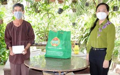 Chủ tịch Hội Nông dân TP Nguyễn Thanh Xuân tặng quà cho hội viên nông dân có hoàn cảnh khó khăn.