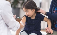 Tiêm vaccine Covid-19 cho trẻ em: Vấn đề cấp thiết hay tình huống khó xử về đạo đức?