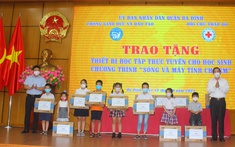 Quận Ba Đình trao tặng thiết bị học tập trực tuyến cho học sinh khó khăn