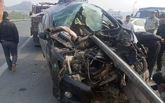 Hoà Bình: Dải phân cách xuyên thủng Toyota Corolla Altis, tài xế thoát chết thần kỳ
