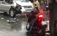 Bình Dương: Va chạm với xe khách 16 chỗ lúc cho xe máy sang đường, người phụ nữ tử vong tại chỗ