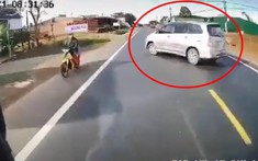 Video: ô tô 7 chỗ sang đường ẩu trên QL14 khiến xe khách tông vào, suýt lật xe