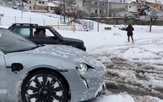 Theo dõi màn độ sức kỳ lạ, vui vẻ giữa Porsche Taycan và Fiat Panda 4x4 trên đường tuyết