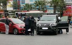 Quảng Ninh: Va chạm giữa Honda Brio và Lexus GS460 thu hút sự chú ý của người đi đường