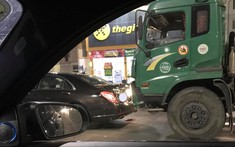 Quảng Ninh: Va chạm với xe Mercedes-Benz S-Class, dân mạng lo cho "túi tiền" của tài xế xe tải
