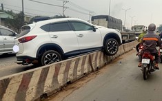 Đồng Nai: Xe container húc bay ô tô Mazda lên dải phân cách, nhiều người gào thét hoảng loạn