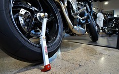 Chỉ với 1,6 triệu đồng, các biker sở hữu xe gắp đơn điệu nghệ đã có thể chống nâng bánh sau hiệu quả