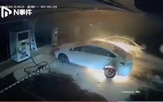 Xe điện đang cắm sạc thì bốc khói, tài xế may mắn thoát ra ngoài ngay trước khi phát nổ