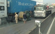 Khoảnh khắc quay lái xe đầu kéo thắng gấp khiến cuộn tôn hàng chục tấn rơi xuống đường