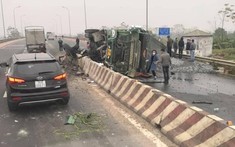 Vĩnh Phúc: Xe ben chở đá tông vào dải phân cách dẫn đến lật nghiêng trên QL2C