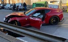 Thợ rửa xe đâm "nát đầu" siêu xe Ferrari 812 Superfast của thủ thành Federico Marchetti
