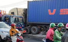 Thủ Đức: Tài xế ngủ gật khiến xe container mất lái, cày nát 20 mét dải phân cách bê tông