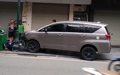 Video: Toyota Innova lao lên vỉa hè, tông trúng tài xế GrabBike đang chờ khách
