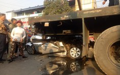 Thái Nguyên: Hyundai Getz bị vò nát sau tai nạn dồn toa với xe khách và xe đầu kéo trên QL3