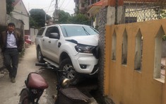 Bắc Ninh: Lái xe đạp nhầm chân ga khiến Ford Ranger tông sập cổng nhà dân, 1 người bị thương nặng
