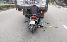 Bình Dương: Lao thẳng Honda Vario vào đuôi xe tải, thanh niên bất tỉnh ngay tại chỗ