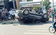 Video: "Thánh lật" Toyota Fortuner ngửa bụng sau va chạm với Mitsubishi Xpander ở gần vòng xuyến tại Bình Phước