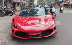 Cường "Đô-la" lái Ferrari F8 Tributo tham quan showroom đang trưng bày nhiều xe Ferrari nhất Việt Nam