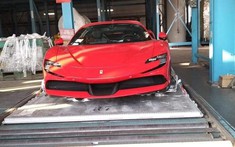 Siêu phẩm 1.000 mã lực Ferrari SF90 Stradale được cho vào container chuẩn bị cập bến Việt Nam
