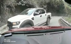 Video: Xe bán tải Ford Ranger lấn làn ở khúc cua trên QL34 suýt tông trực diện vào ô tô chạy ngược lại