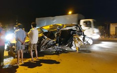 Bình Dương: Toyota Innova nát bét bên hông xe sau tai nạn với xe tải, túi khí bung ra