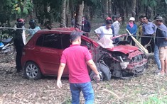 Bình Dương: Toyota Yaris bung hết túi khí sau khi tông vào gốc cây bên đường, tài xế bị thương nặng