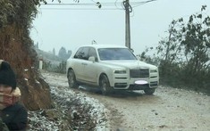 Choáng với hình ảnh Rolls-Royce Cullinan được chủ nhân cho lên tận Y Tý 0ff-road xem tuyết rơi