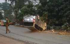 Hà Nội: Toyota Innova "ngửa bụng" bên đường sau khi tông vào gốc cây