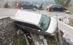 Hoà Bình: Sau va chạm với xe máy, Toyota Innova lao xuống cống bên đường, 1 người thương nặng