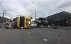Đồng Nai: Xe container mất lái, lao qua dải phân cách húc xe tải lật nghiêng trên Quốc lộ 51