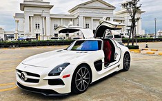 Video: Siêu xe cửa cánh chim Mercedes-Benz SLS AMG "lạ" xuất hiện ở Sài thành