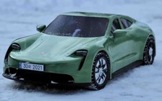 Theo dõi chàng trai trẻ khéo léo làm nên một chiếc Porsche Taycan tí hon bằng cây bút vẽ 3D