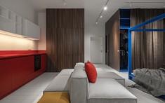 Căn hộ 52m2 với nội thất đỏ - vàng - xanh dương tương phản thú vị