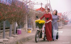 Cặp đôi thiếu nữ thướt tha áo dài đón xuân cùng Honda Super Cub 90
