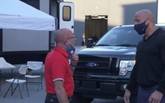 Nhân dịp Giáng Sinh năm mới, ngôi sao Dwayne “The Rock” Johnson tặng bán tải Ford F-150 cho quản lý cũ