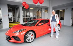 Cụ ông 90 tuổi tự hào mua chiếc Chevrolet Corvette C8 2021 làm quà sinh nhật cho chính mình