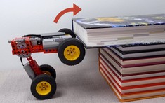 Chiếc xe Lego đặc biệt này có thể leo qua gần như mọi chướng ngại vật