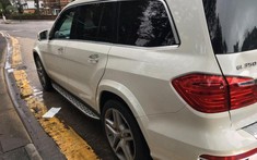 Đến đón bạn trai bị cảnh sát giữ xe, nữ tài xế bị thu luôn chiếc Mercedes-Benz của mình