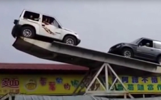 Kinh hãi trước màn mạo hiểm cân bằng 2 chiếc xe trên bập bênh khổng lồ