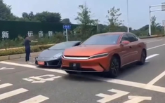 Theo dõi xe điện Trung Quốc BYD Han đua drag với Lamborghini Huracan và Tesla Model 3